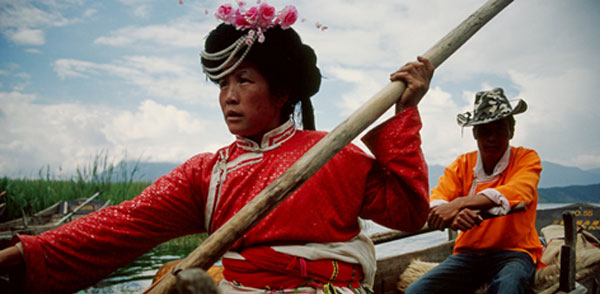 Los mosuos es un pueblo de China donde reinan las mujeres.