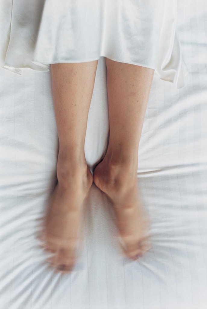 Feet moving on bed, 1999 de Elinor Carucci.